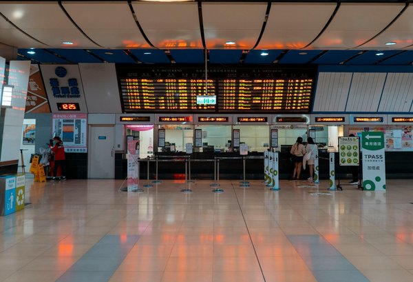 Voyager en groupe pour économiser : est-ce vraiment rentable ?